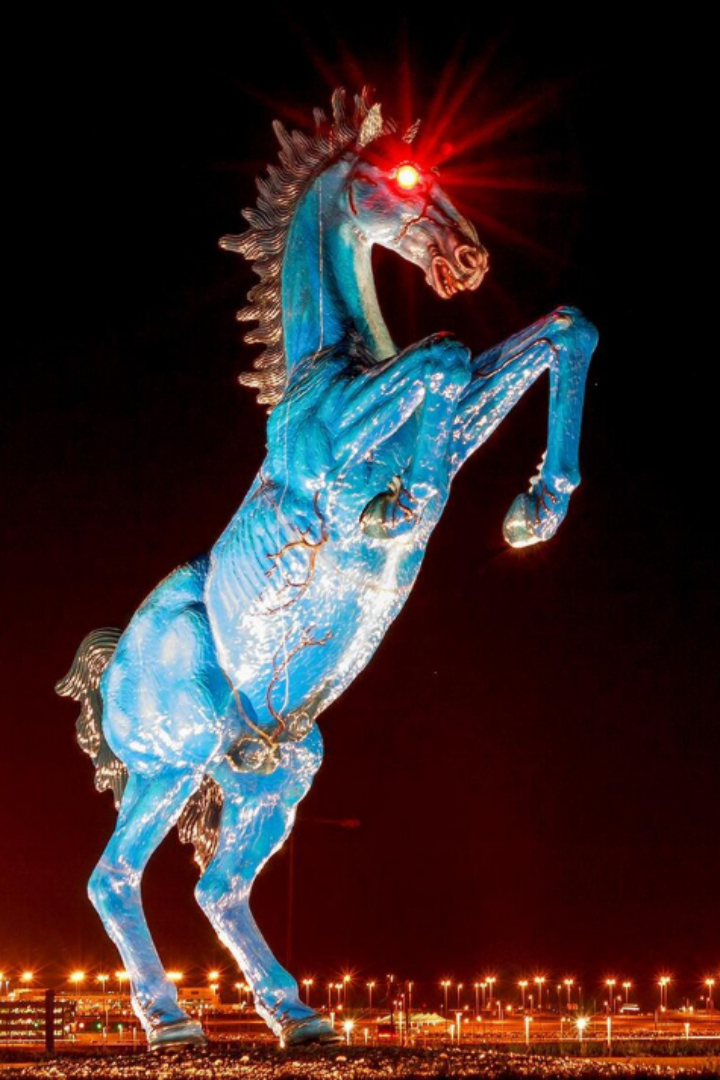 Скульптор Луис Хименес получил в 2006 году заказ от аэропорта Денвера и приступил к созданию «Голубого мустанга» — огромного коня с инфернально светящимися красными глазами, прозванного также Блюцифером.