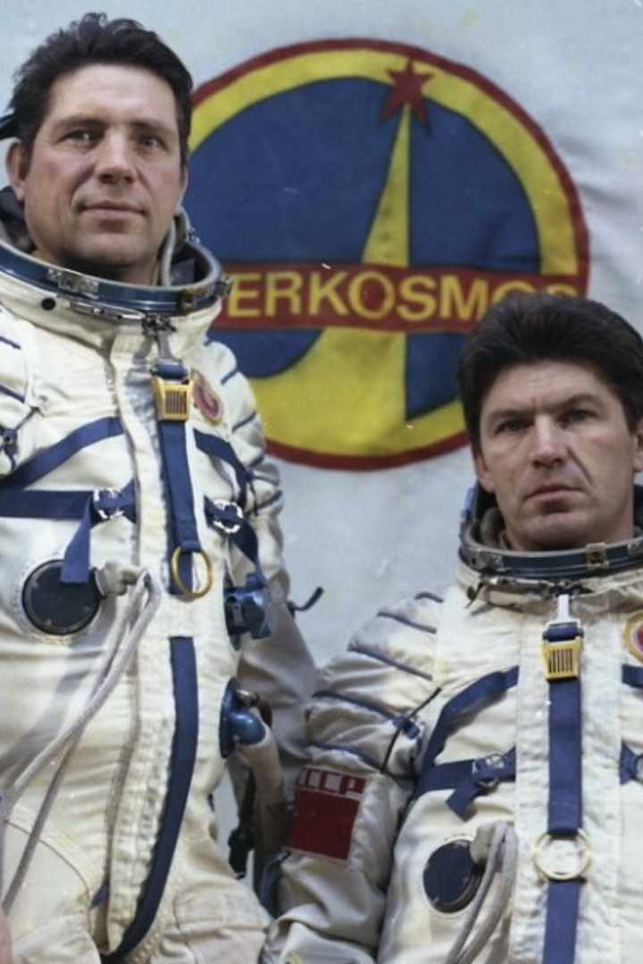 Космонавты Ляхов и Рюмин тайно пронесли в карманах скафандров на орбиту огурец и апельсин. 