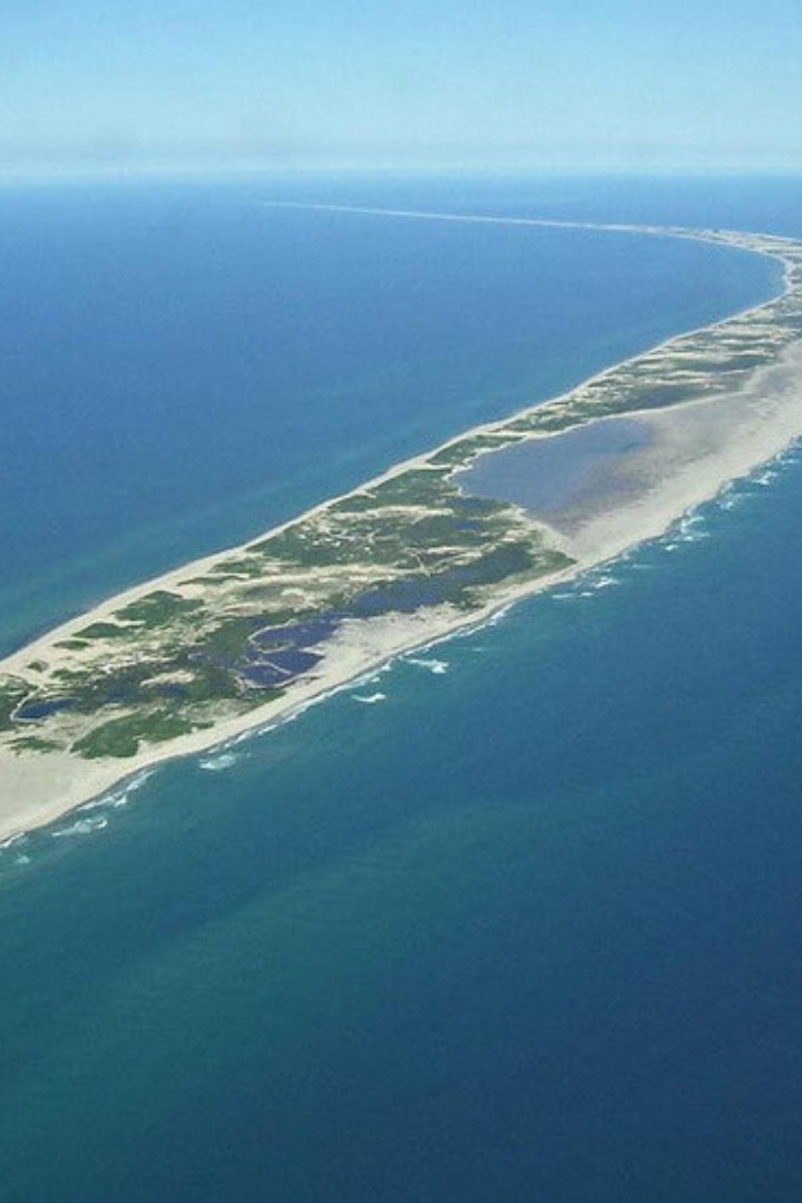 Недалеко от Канады в Атлантическом океане расположен остров Сейбл, который называют «кладбищем Атлантики». 