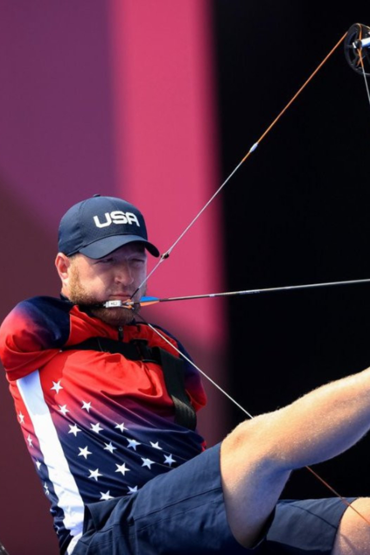 Американец Мэтт Штуцман завоевал серебряную медаль в стрельбе из лука на Паралимпийских играх в 2012 году в Лондоне. 