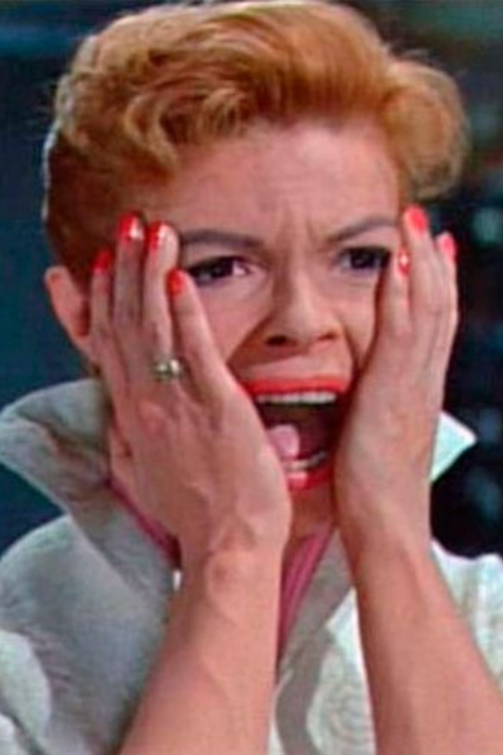 В фильме «Муха» 1958 года есть сцена, когда главный герой — учёный Андре Деламбре — срывает с лица полотенце, а его жена, видя лицо мухи вместо человеческого, истошно кричит. 