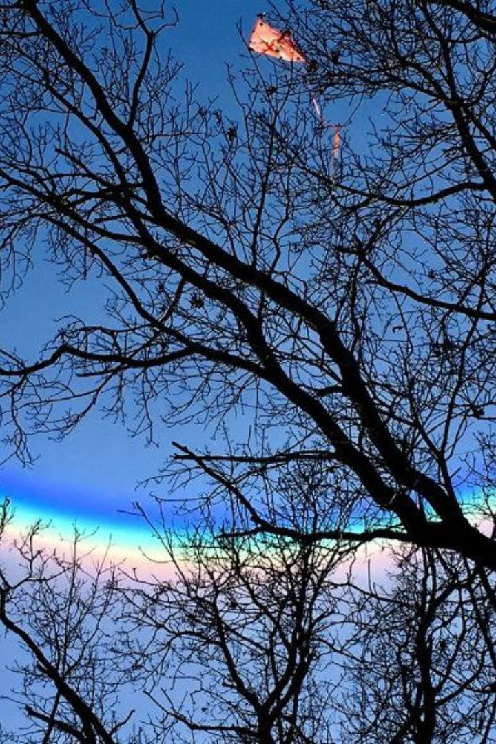 Существует оптическое явление, которое можно назвать перевёрнутой радугой. 