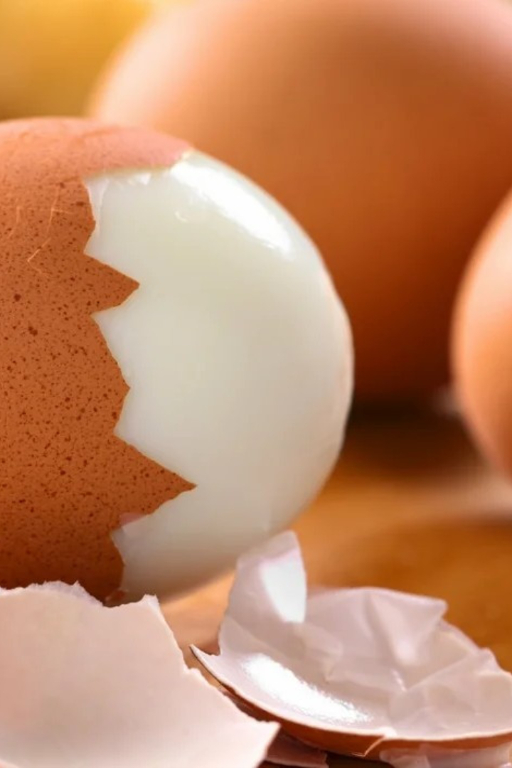 Если сваренное яйцо раскрутить на гладкой поверхности, оно быстро завертится в заданном направлении и будет вращаться довольно долго, а сырое остановится гораздо раньше. 
