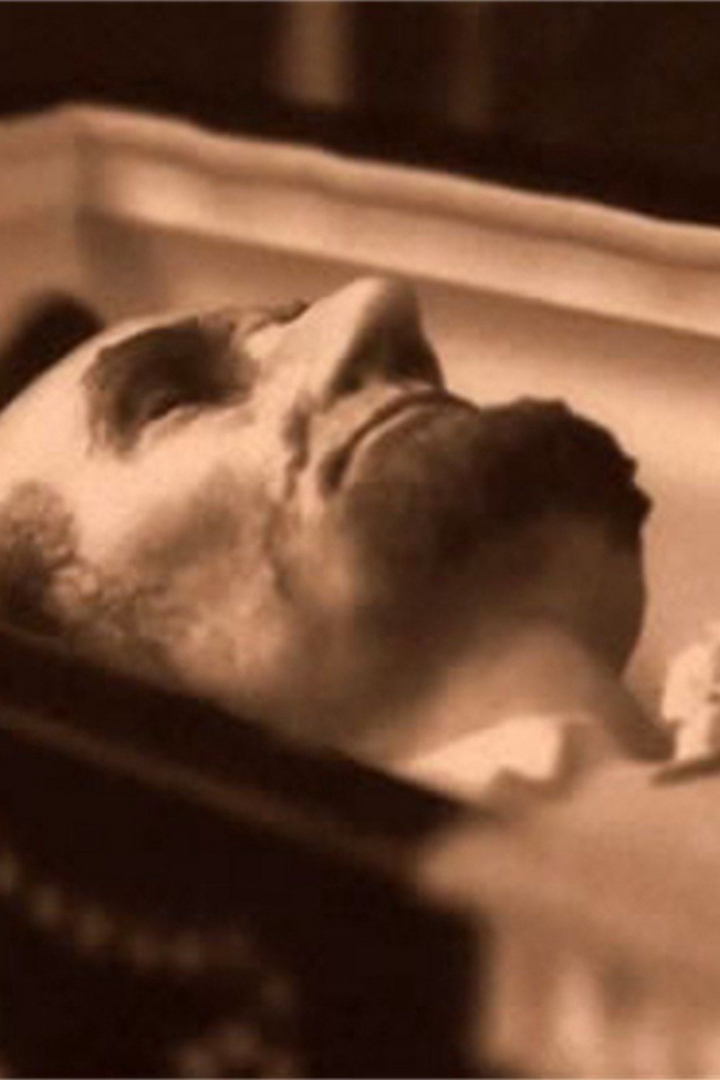 После изначального захоронения Авраама Линкольна его гроб перемещали 17 раз.