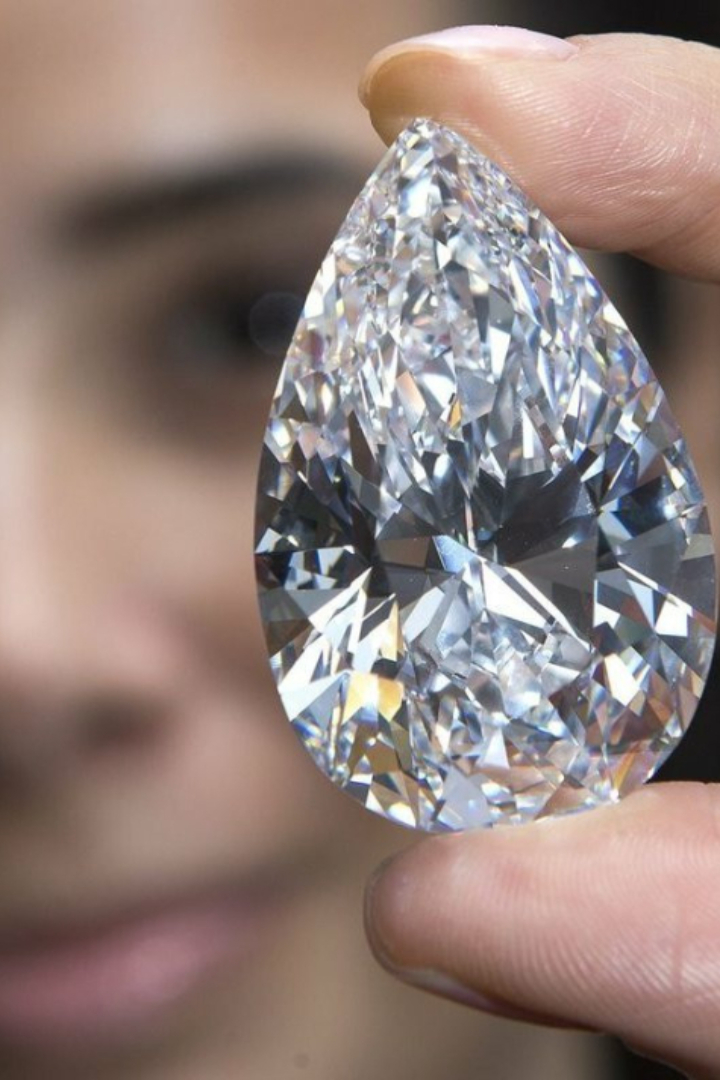 Самый больший алмаз Куллинан весом 621,35 грамма был найден в Южной Африке в 1905 году. 