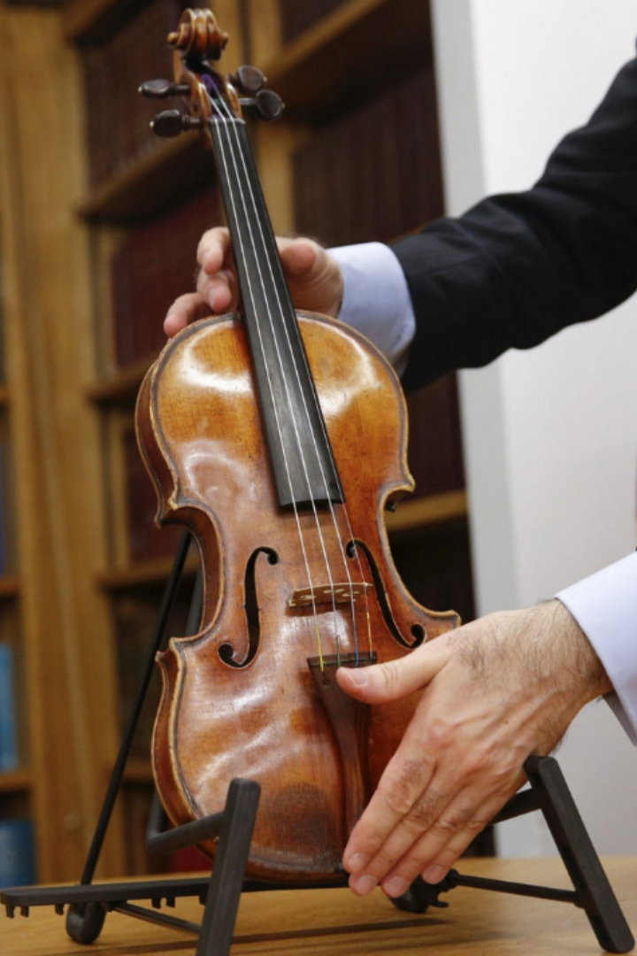 Самые дорогие скрипки в мире — это инструменты работы Страдивари конца 17—начала 18 века, якобы звучащие лучше всех остальных скрипок благодаря секрету мастера. 