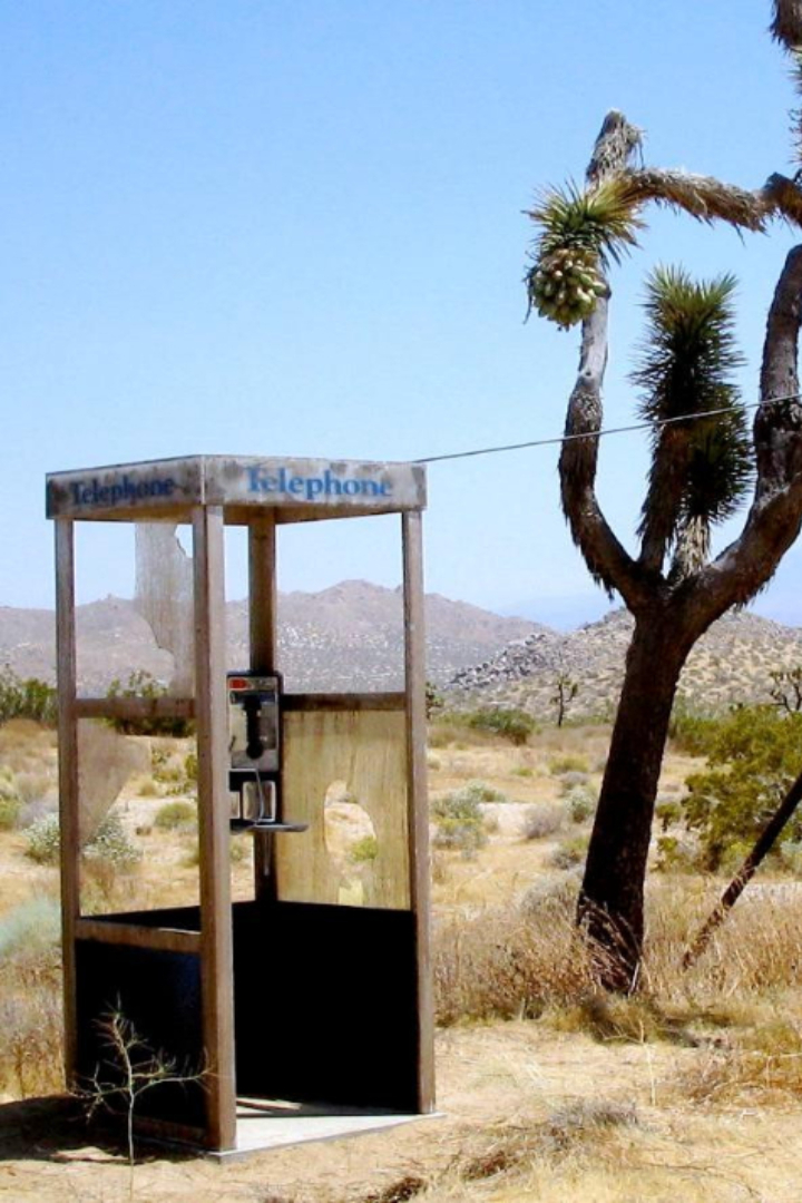 В 1960-х годах в калифорнийской пустыне Мохаве была установлена телефонная будка.