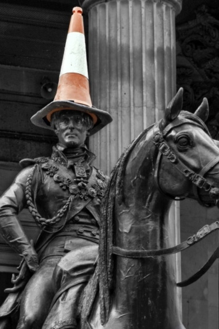В Глазго есть конная статуя герцога Веллингтона, на голову которого горожане постоянно надевают дорожные конусы. 