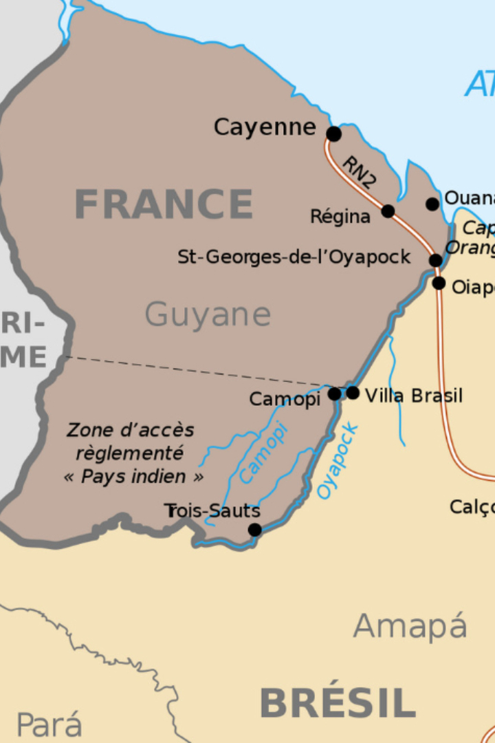 Самую длинную сухопутную границу Франция имеет с Бразилией благодаря своему южноамериканскому владению — Французской Гвиане. 