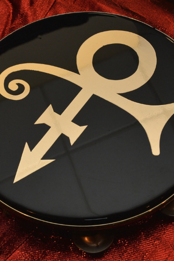 В 1993 году музыкант Принс сменил своё сценическое имя, предложив называть себя новоизобретённым «символом любви», не имеющим обозначения. 