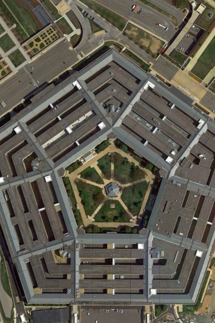 В здании Пентагона работают около 26 000 человек. 