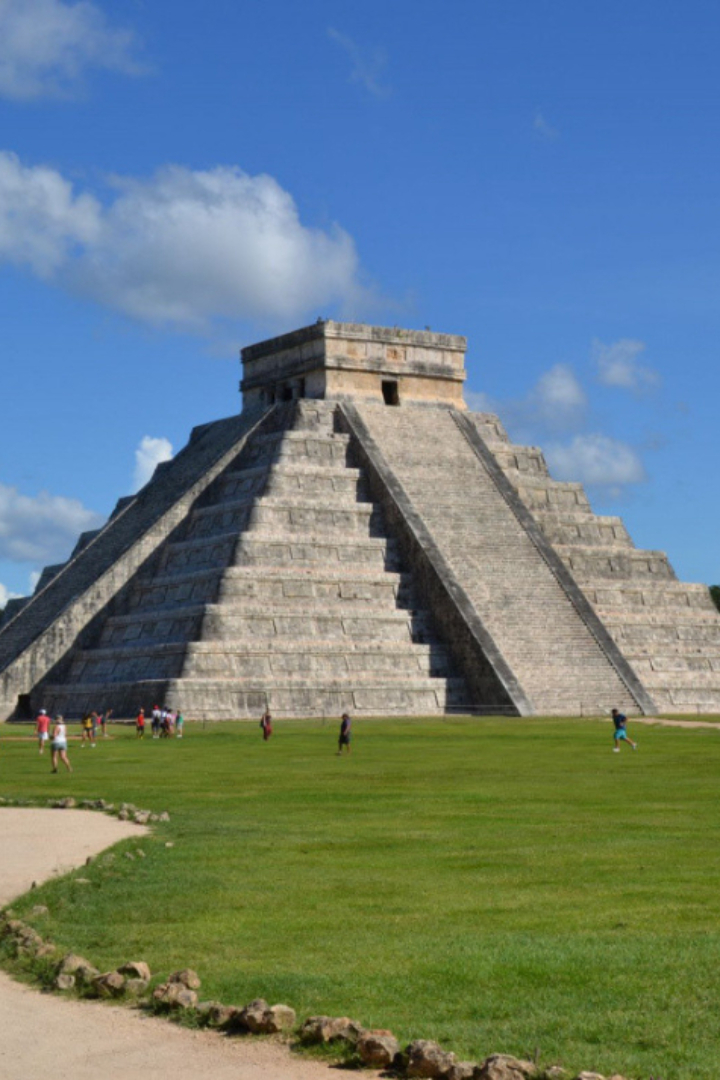Пирамида Кукулькана — одно из немногих архитектурных сооружений, сохранившихся в древнем городе майя Чичен-Ица. 