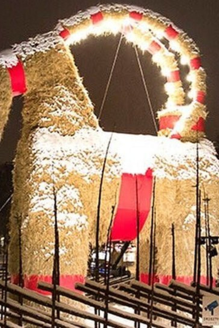 В шведском городе Евле каждый год устанавливают огромного соломенного козла, неизменного атрибута Рождества в скандинавских странах. 