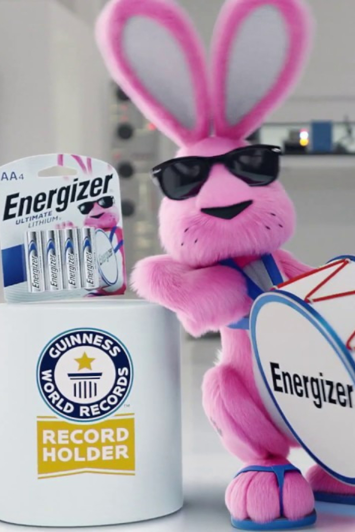 Главным символом батареек Duracell по всему миру является розовый кролик, и только в США и Канаде похожий кролик рекламирует Energizer. 