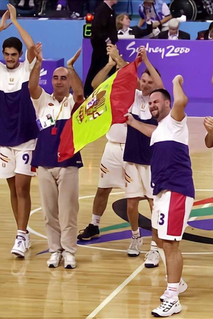 В финале баскетбольного турнира среди спортсменов с расстройством интеллекта на Параолимпийских играх 2000 года в Сиднее сборная Испании выиграла у россиян. 