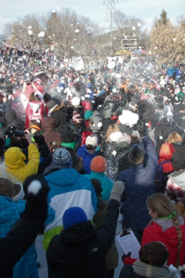 Современный точно зафиксированный рекорд по одновременному участию в игре в снежки принадлежит жителям канадского Саскатуна — 31 января 2016 года в битве приняли участие 7 681 человек.