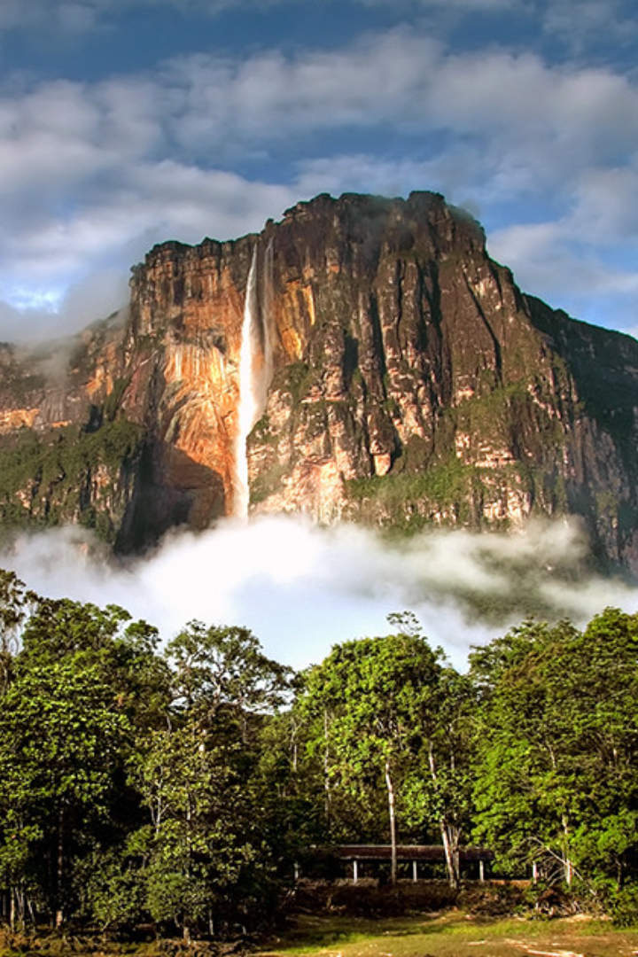 Самый высокий в мире водопад Анхель (что означает «ангел») падает вниз с вершины Ауян-Тепуи. 