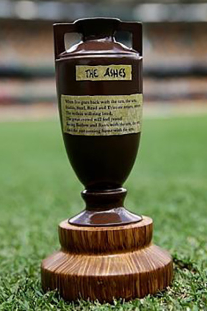 В 1882 году сборная Англии по крикету на своём поле проиграла Австралии. 
