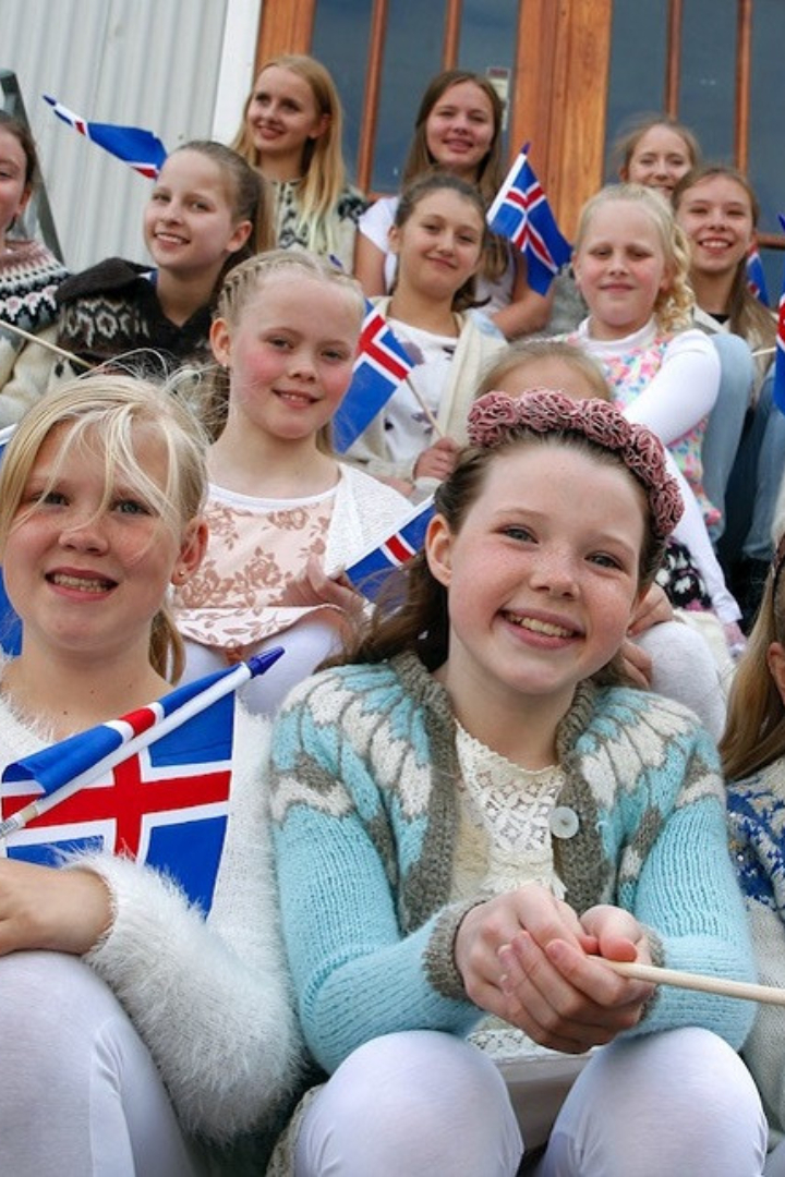 Большинство жителей Исландии не имеют привычной нам фамилии, а обозначаются по имени и отчеству. 