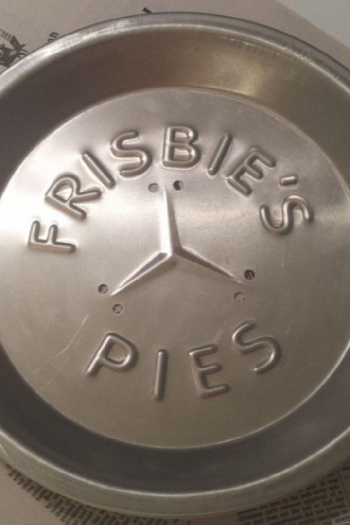 В 1950-х годах студенты Йельского университета увлекались бросанием друг в друга жестяных подставок для пирогов фирмы Frisbie Pie Company.