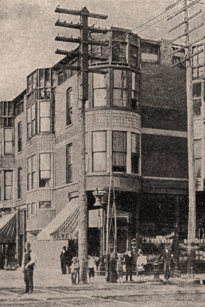 Серийный убийца Генри Говард Холмс в конце 19 века построил в Чикаго отель с множеством ловушек. 