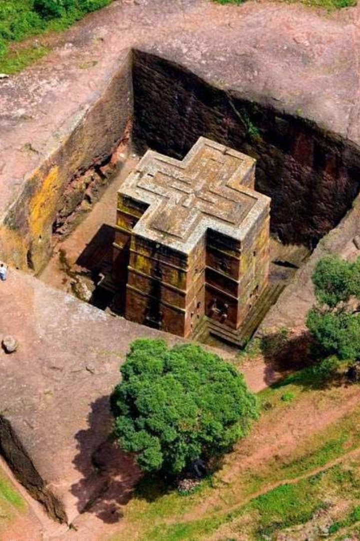 В эфиопском городе Лалибэла находится комплекс скальных церквей 13 века, уникальных тем, что их не строили, а высекали в горной породе — как внешний остов, так и все внутренние помещения.