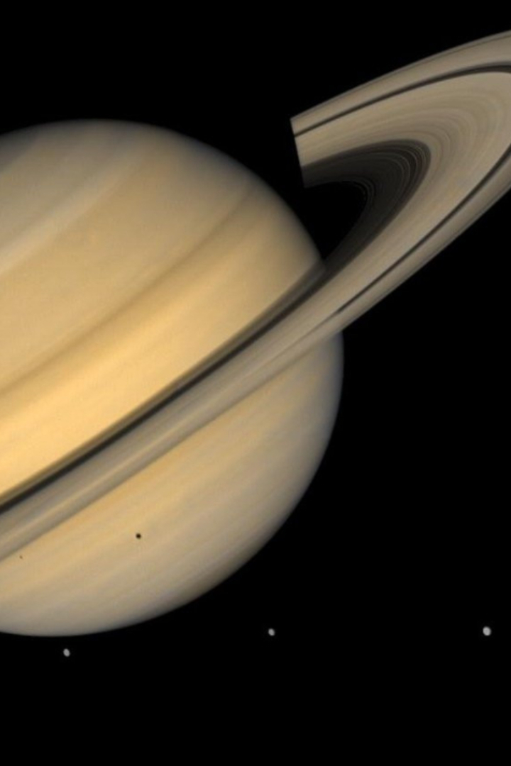Увидев в телескоп Сатурн с неясными придатками, Галилей решил, что открыл спутники Сатурна. 