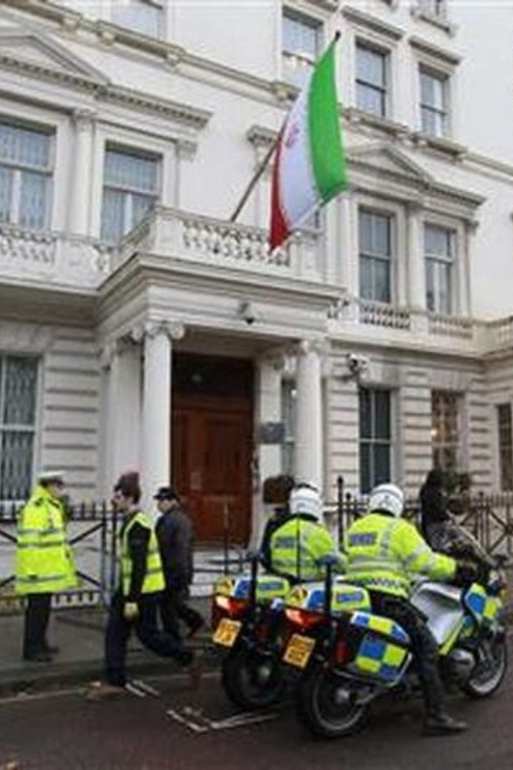 Во время захвата иранского посольства в Лондоне в 1980 году переговорщики от полиции согласились выпустить заявление террористов по BBC в обмен на освобождение двух заложников. 