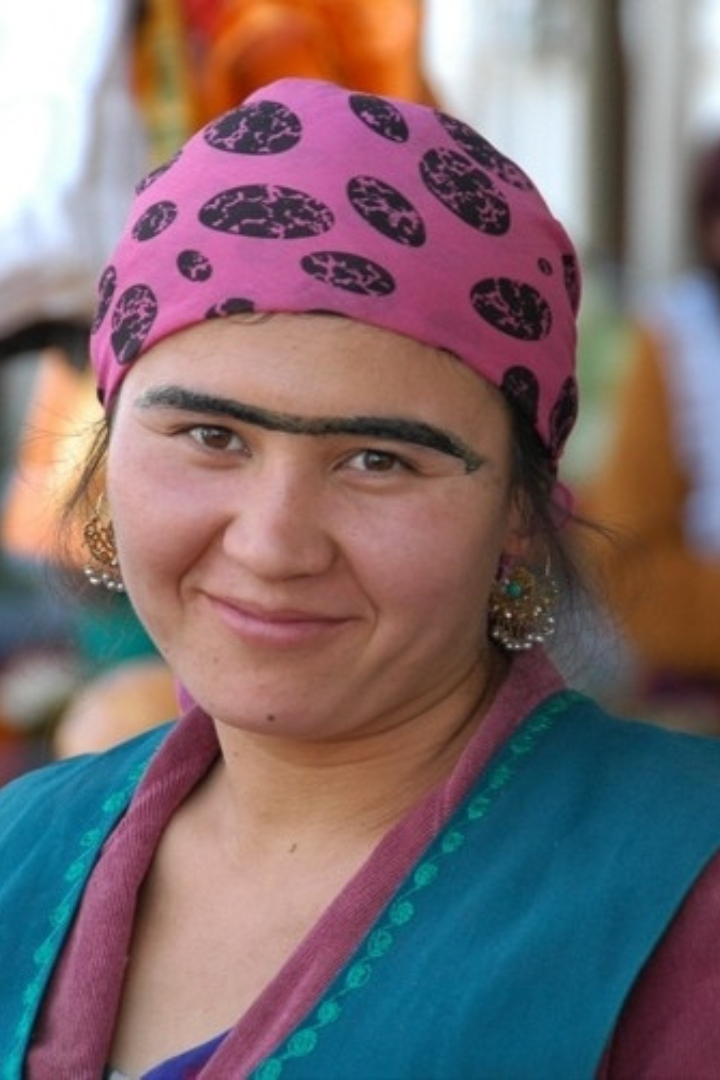 В Таджикистане, особенно в сельских районах, сросшиеся на переносице брови считаются одним из признаков женской красоты.