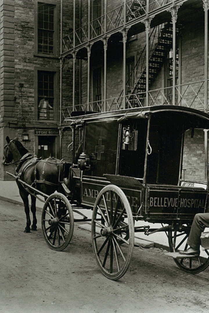 Службы скорой помощи возникли в крупных городах в конце 19 века. 