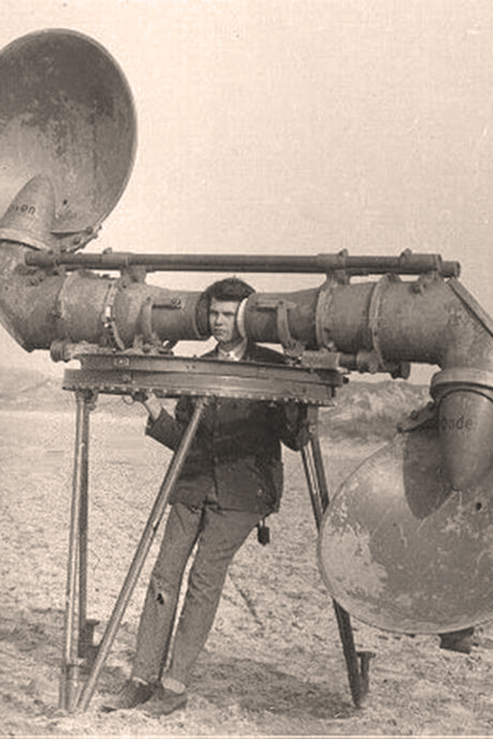 До изобретения радара обнаружением приближающихся самолётов противника занимались специальные «слухачи». 