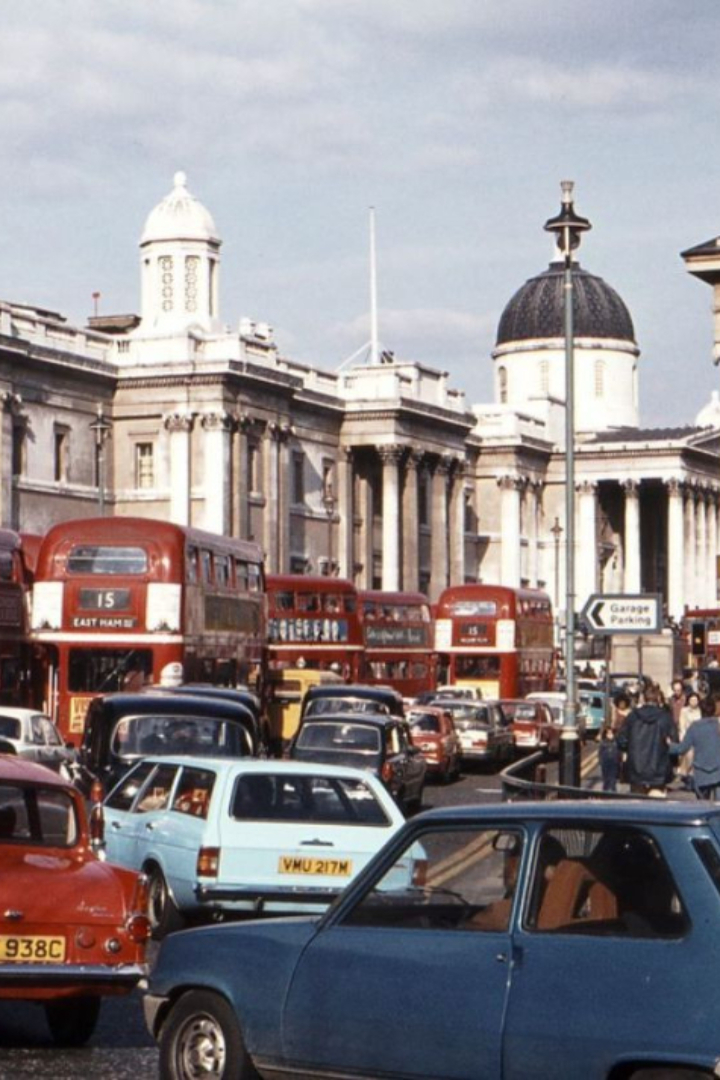 После введения платного проезда для машин в центре Лондона средняя их скорость в дневное время возросла незначительно — с 14 до 16 км/ч. 