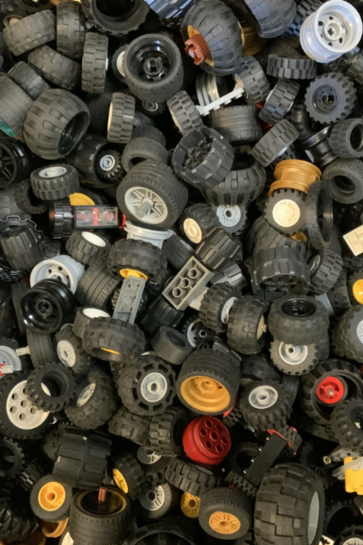 Компанию Lego можно назвать мировым лидером по выпуску автомобильных шин, если считать именно единицы готовой продукции. 