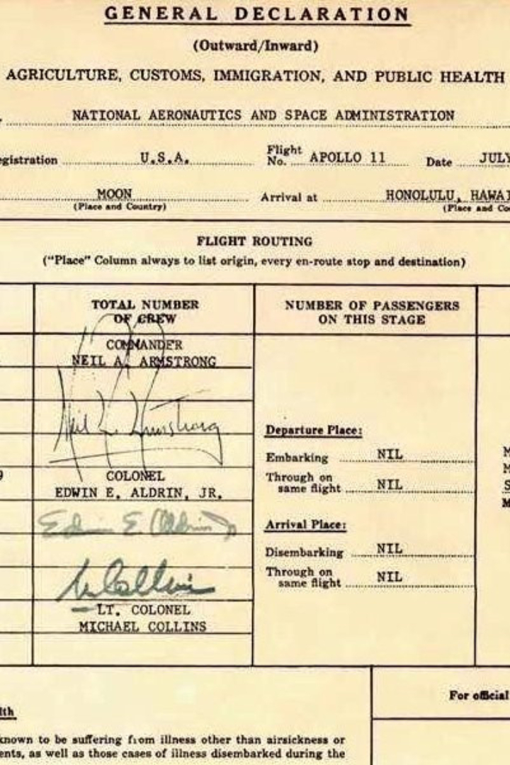 Члены экипажа корабля «Аполлон-11» Нил Армстронг, Базз Олдрин и Майкл Коллинз после возвращения с Луны были вынуждены проходить таможенный осмотр. 