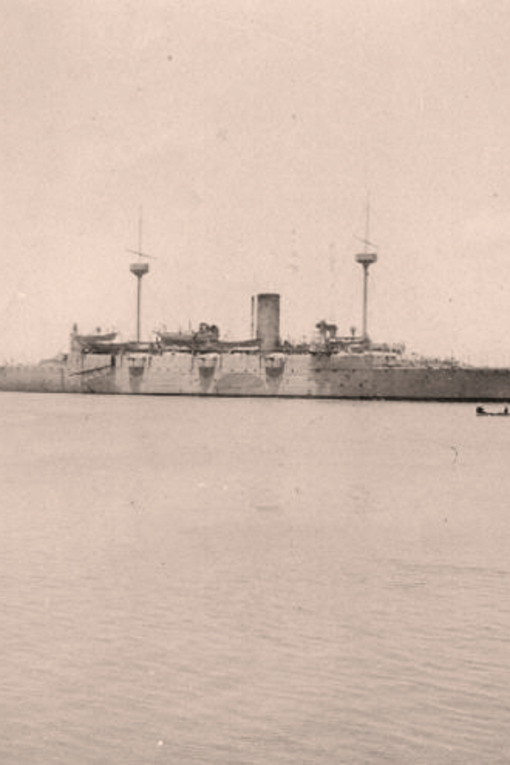 Во время испано-американской войны 1898 года бронепалубный крейсер «Чарлстон» получил приказ захватить остров Гуам в Тихом океане, принадлежавший Испании.