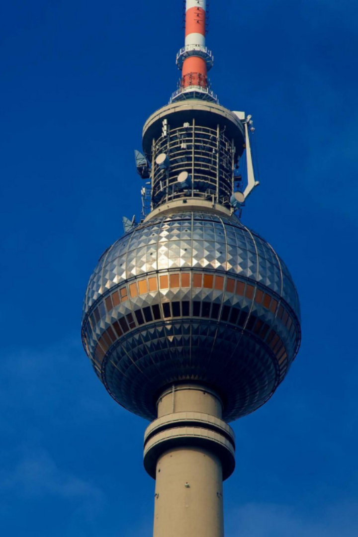 Чуть выше середины построенной в 1965 году берлинской телебашни расположен шар из нержавеющей стали. 