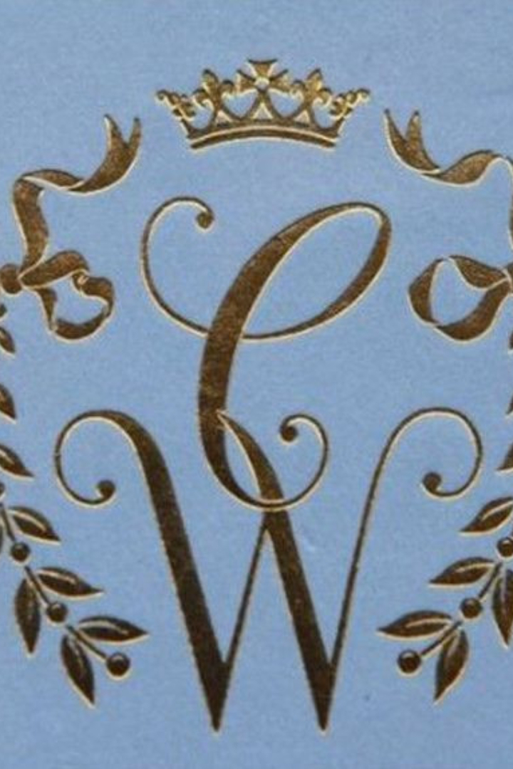 На свадебных сувенирах, которые изготавливают по случаю бракосочетаний в королевской семье Великобритании, помещают эмблему из первых букв имён жениха и невесты. 