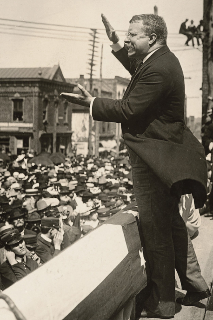 Когда Теодор Рузвельт в 1912 году баллотировался в президенты, во время одной из встреч с избирателями в него выстрелили.
