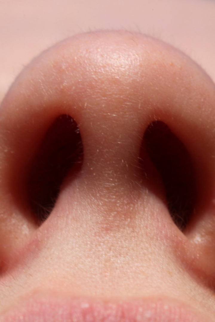 Большинство людей из-за естественного носового цикла дышит в конкретный момент времени только через одну ноздрю. 