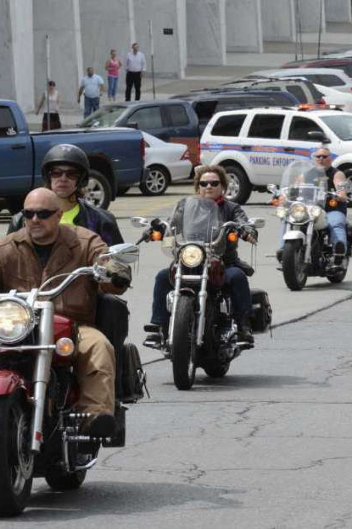 В 2011 году в штате Нью-Йорк проходила демонстрация байкеров, протестующих против закона об обязательном использовании шлемов при езде на мотоциклах. 