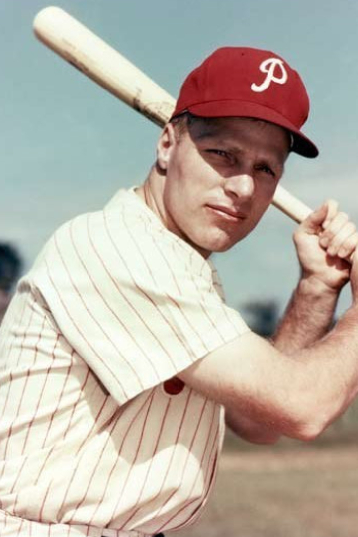На одном из бейсбольных матчей в 1957 году игрок Ричи Эшберн неудачно отбил мяч, который попал в зрительницу и разбил ей нос. 
