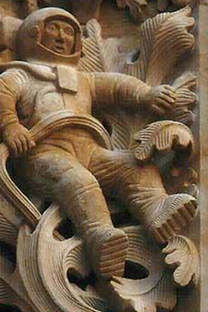На резьбе Нового кафедрального собора города Саламанки, строившегося в 16—18 веках, можно обнаружить фигуру космонавта в скафандре.