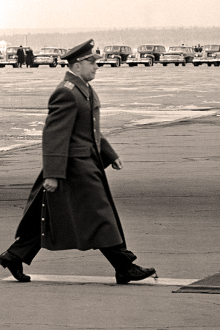 Кадры кинохроники запечатлели встречу Гагарина после первого космического полёта в Москве, а больше всего многим запомнился его развязавшийся шнурок. 