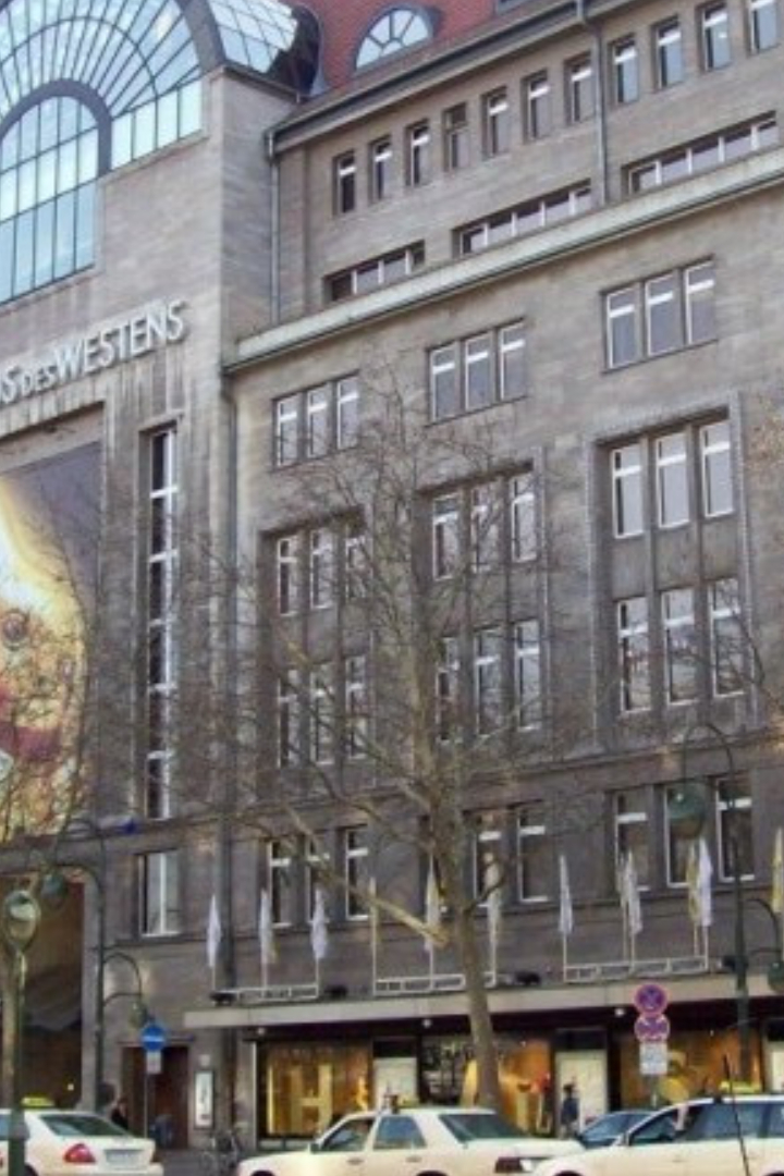 В 2009 году трое грабителей пробрались в берлинский супермаркет Kaufhaus des Westens и украли ювелирных украшений на сумму почти 7 миллионов долларов. 