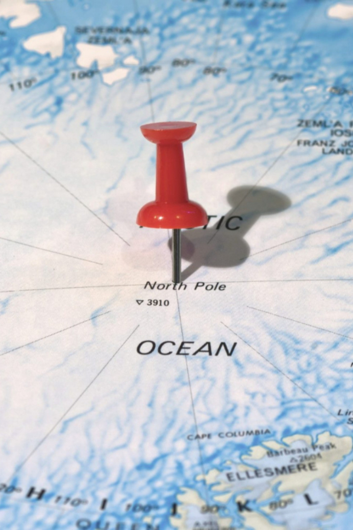 На Северном и Южном полюсах все меридианы сходятся в точку, и их нельзя отнести ни к одному часовому поясу.
