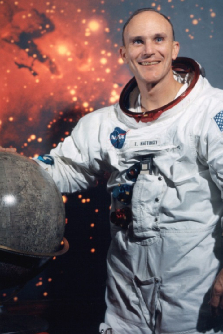 Во второй день лунной миссии «Аполлон-16» пилот командного модуля Томас Маттингли потерял свадебное кольцо.