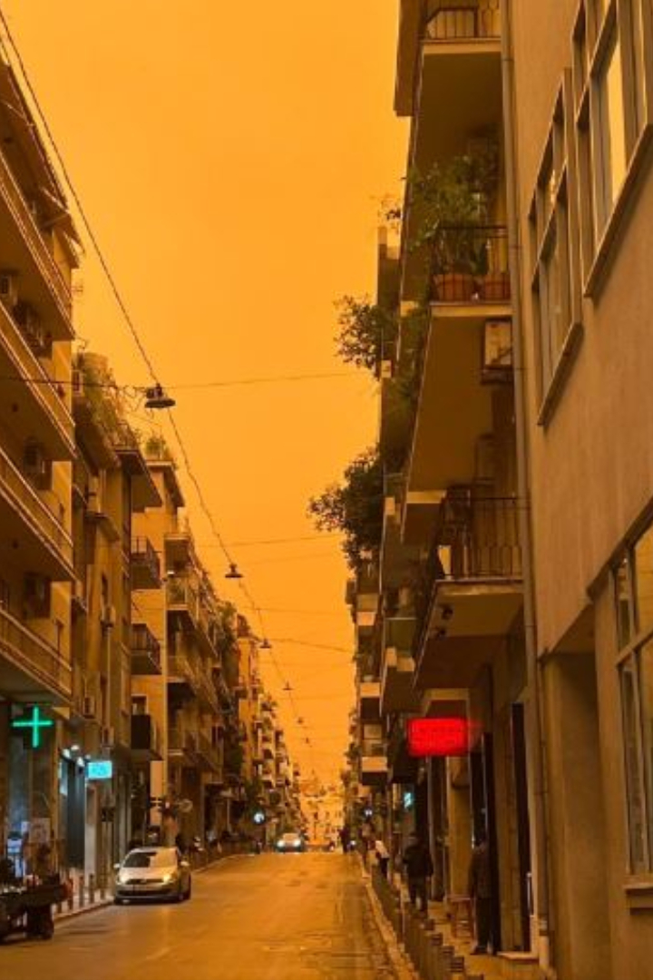 Мгла накрыла Афины из-за большого количества африканской пыли, небо над столицей уже несколько дней красно-жёлтого цвета.