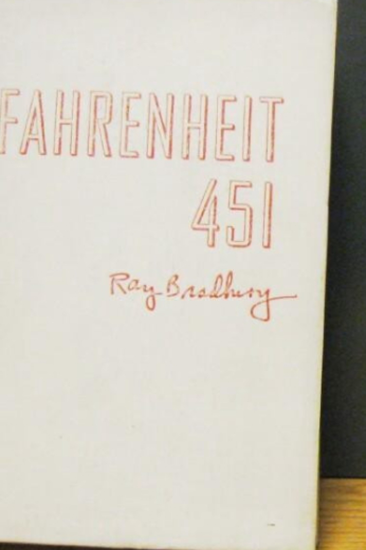 Вскоре после издания антиутопии Рэя Брэдбери «451 градус по Фаренгейту» издательство Ballantine Books выпустило дополнительную специальную серию. 