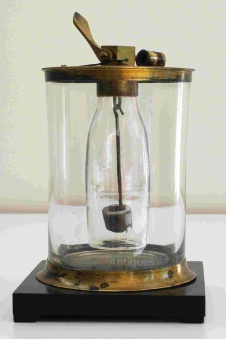 Первая зажигалка, похожая на привычные нам, была изобретена в 1823 году немецким химиком Иоганном Вольфгангом Дёберейнером — на 3 года раньше, чем современные спички, воспламеняющиеся от трения о черкаш. 