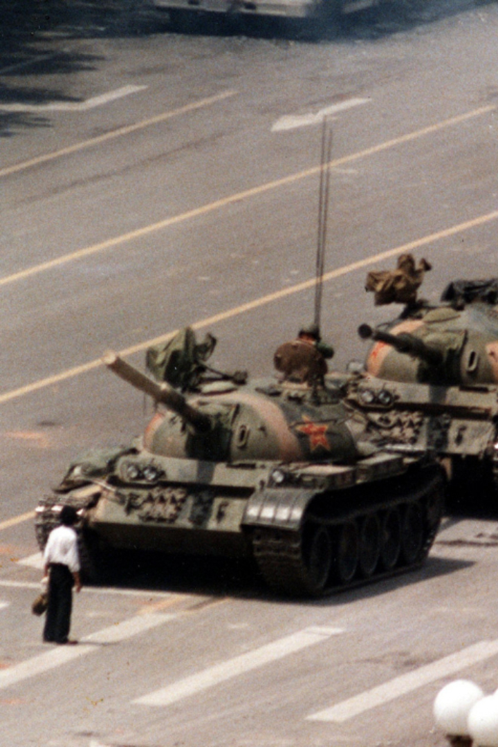В июне 1989 года китайские власти ввели в Пекин войска и разогнали демонстрацию на площади Тяньаньмэнь, в результате чего погибло несколько сотен людей. 